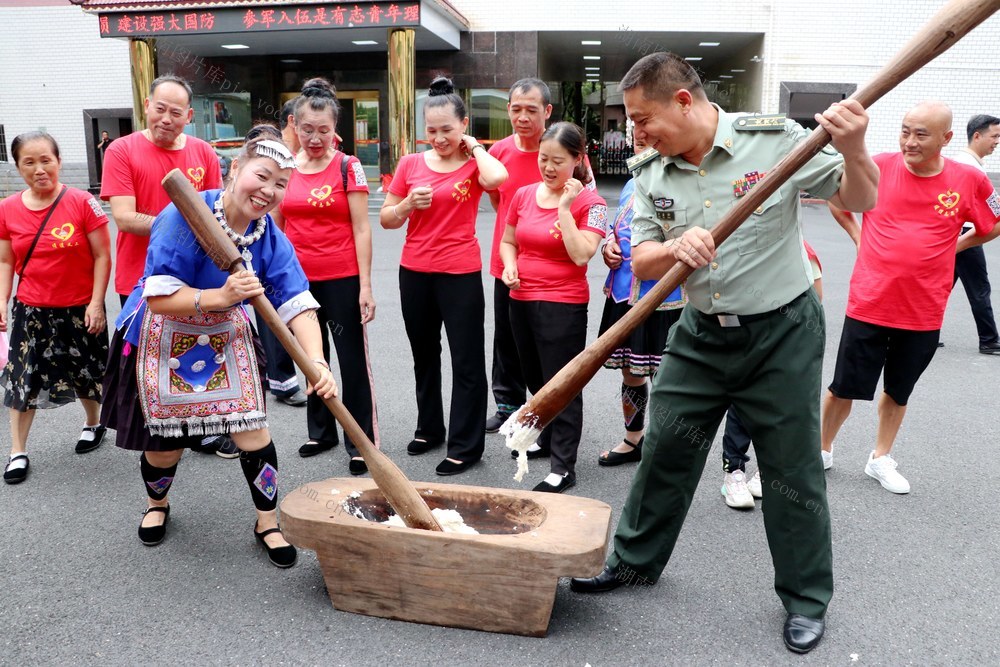 军民联欢
庆八一