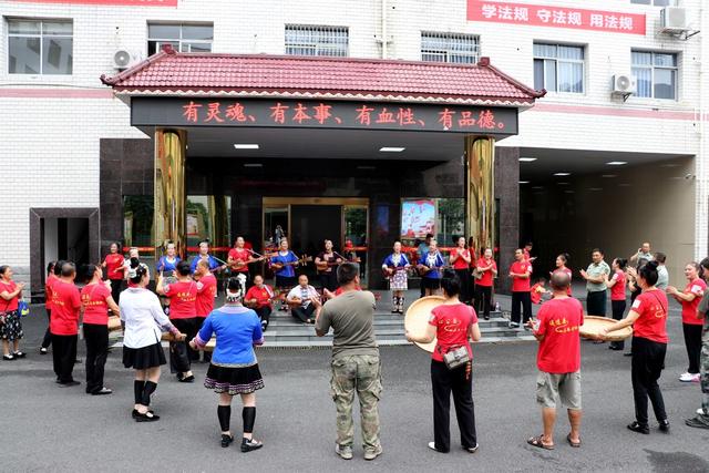 军民联欢
庆八一