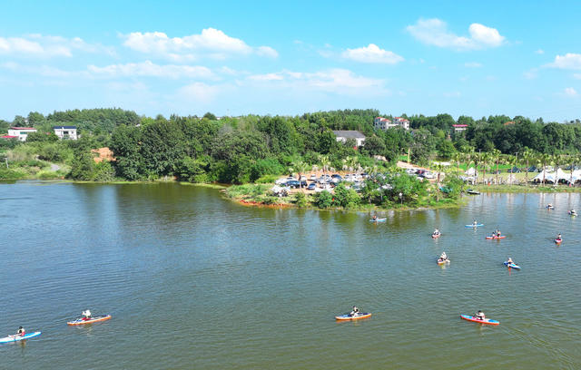 近水 享清凉 消暑 休闲 