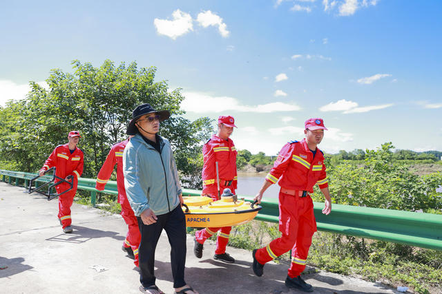 28日20时许，涓水湘潭县易俗河镇 四新堤 因漫堤 发生大堤损毁险情。31日，专业抢险队伍积极抢抓雨停水退的作业黄金期，正式开始堤防修复施工。