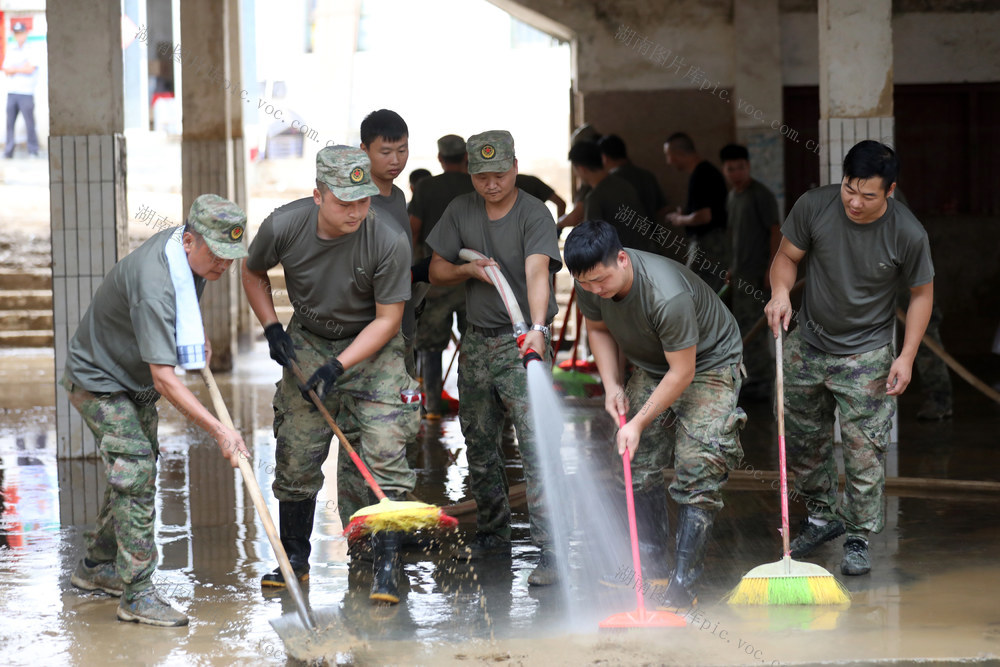 抗洪抢险 恢复重建工作 清理淤泥 保障群众生命

 