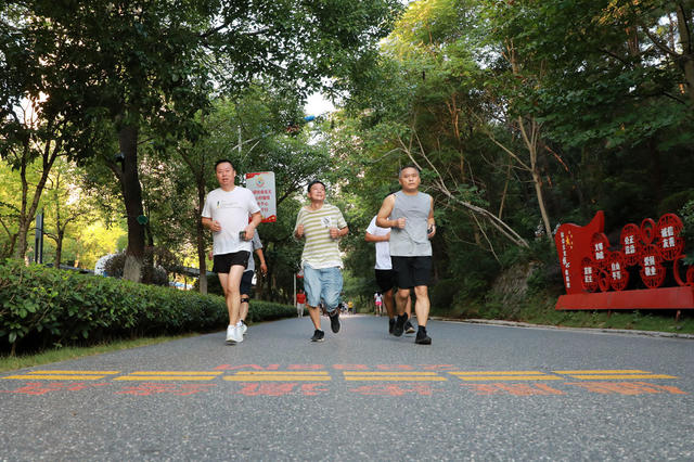 全民健身日  市民  公园  广场  太极  柔力球  跑步