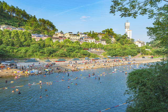 该市为减防“野浴”、便利民生，由水利部门选址在峒河、万溶江等河流修建四个天然浴场，目前“营庄滨河浴场”已建成投用