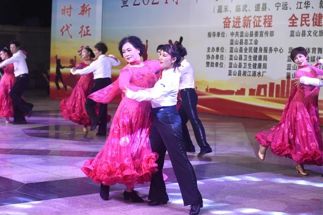 表演  舞蹈  广场舞  健身  群众 
   文化  休闲  风采  跳舞