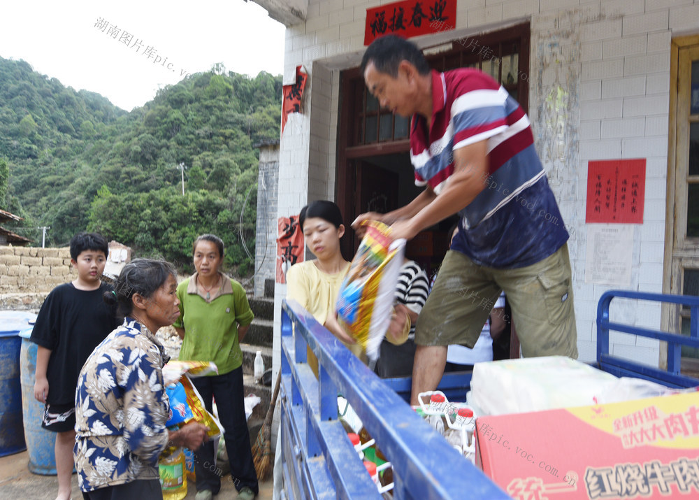 资兴：救灾物资送上门 