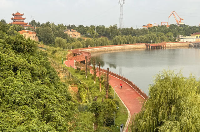 市民在“靓公园”散步 
 湘阴投入15亿多元使其蓝天碧水生态美