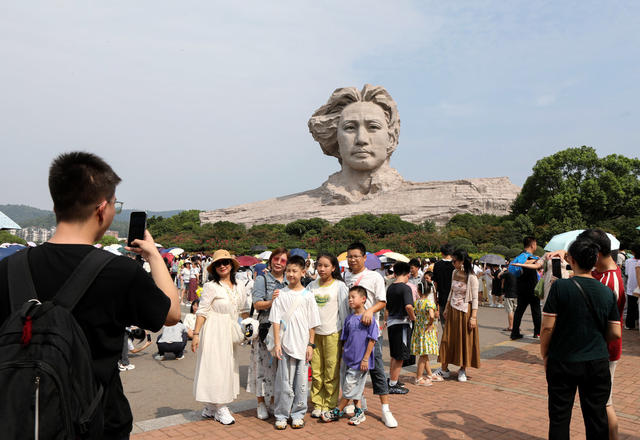 橘子洲景区，色彩斑斓，