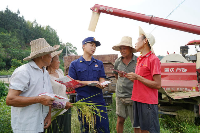 秋收田间 唠消防 