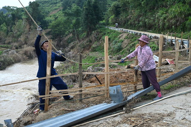 八旬老夫妇：自发筑起10余米竹篱笆墙保安全