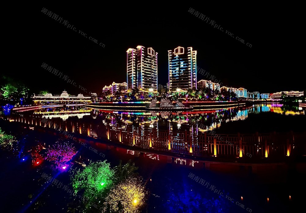 小城夜晚别样颜
