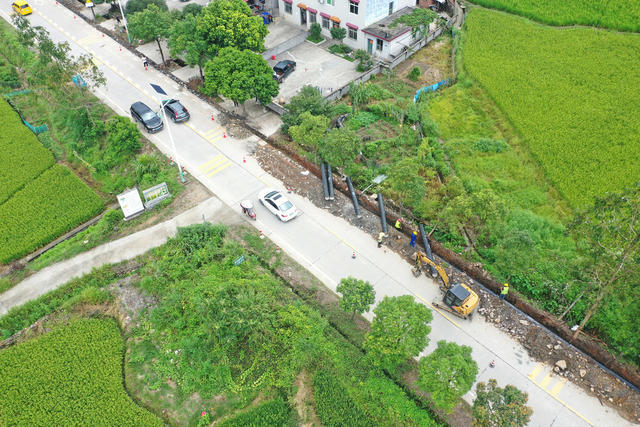 抢险救灾 修复供水管道 灾后重建 保障人民群众 生命至上
