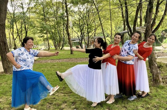 通道：秋景引宾客
