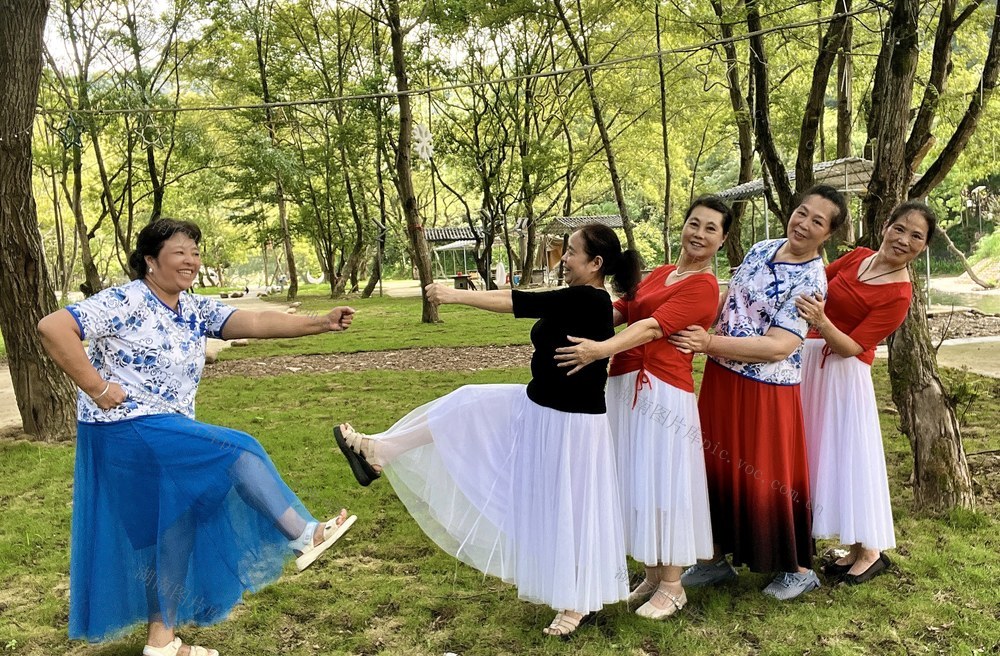 通道：秋景引宾客
