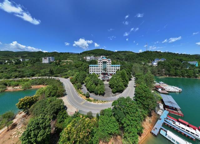 航拍,湖南,郴州,资兴市,白廊镇,,全域旅游,,,生态环保,,全域旅游,,田园观光,,休闲度假、宜居宜业宜游”的发展思路,做好“农旅”融合发展,湖光山色  特色美食,休闲养生,游客 群众,,旅游  休闲,乡镇 黄建华