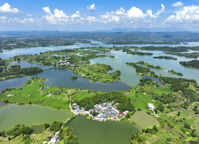 大美中国 风光 蓝天 白云 青山 碧水 湿地 民居 蜿蜒河道