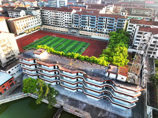 教育  校园  容貌  教学楼  塑胶运动场