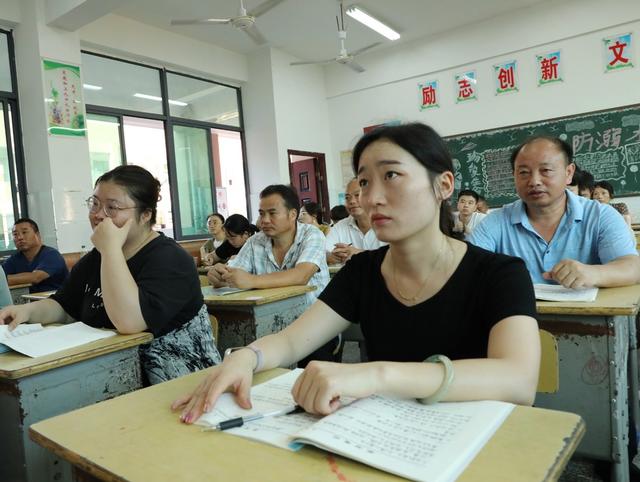 备战新学期   教师充电忙