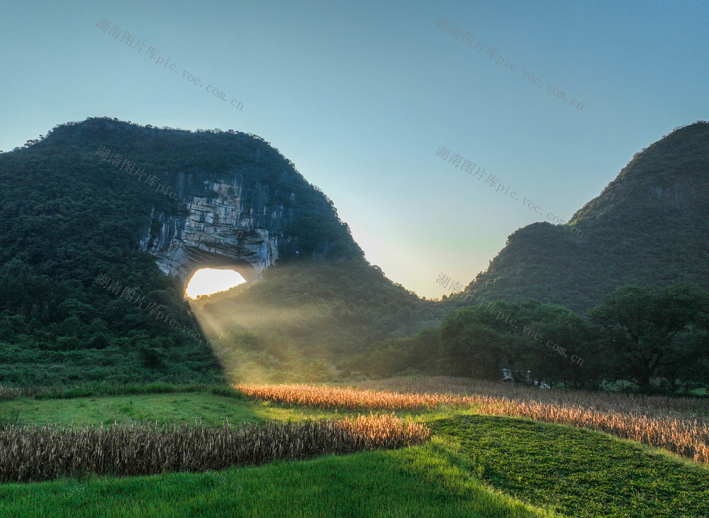 天坑
光束
天然聚光灯
道县