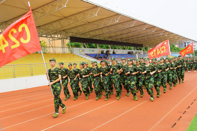 高级中学  秋季开学  高一新生
军事训练   强身健体  国防意识 
 纪律意识  协作精神