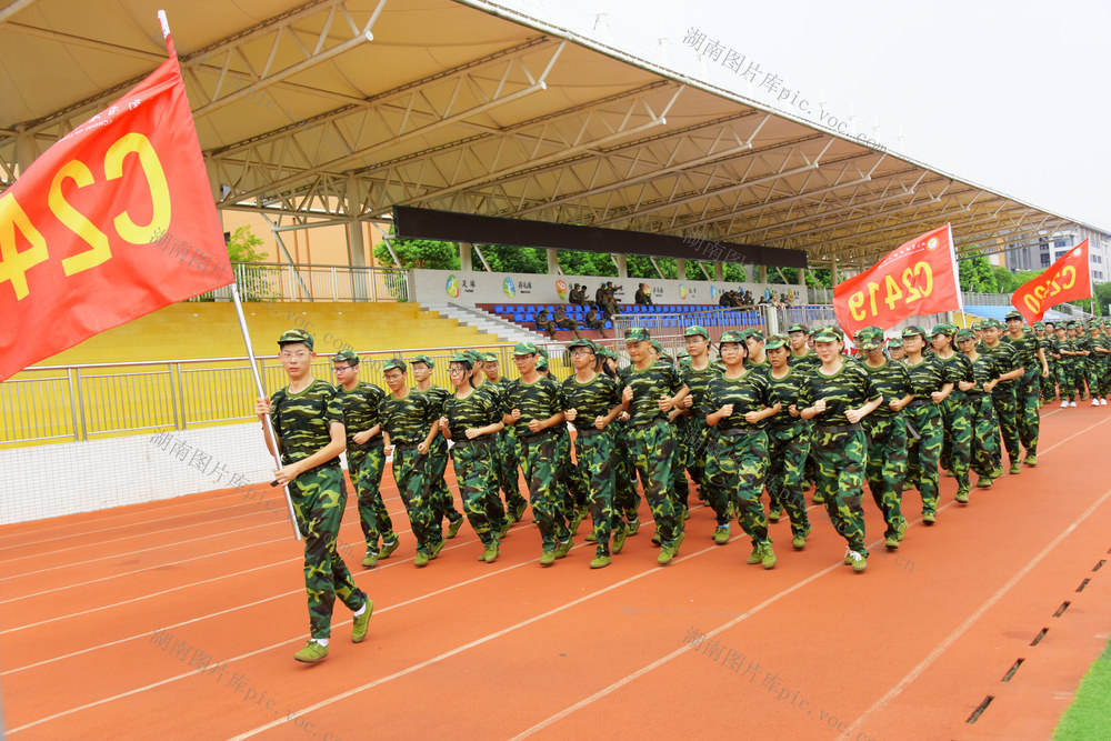 高级中学  秋季开学  高一新生
军事训练   强身健体  国防意识 
 纪律意识  协作精神