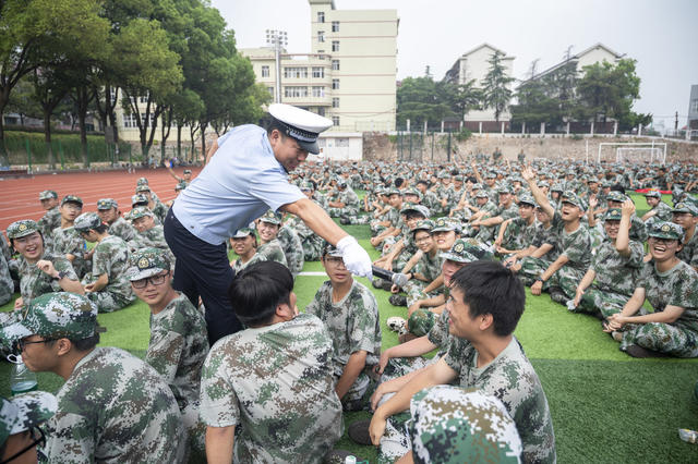 湖南娄底 “开学第一课” 安全  知危险 会避险 民警