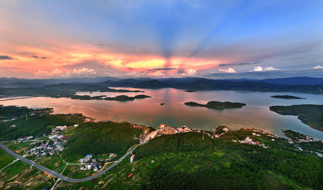 航拍  郴州  资兴市  东江湖  东江湾  小东江  白廊镇  五岛一村  回龙山  风光  东江湖 水面 
 波光粼粼   朝霞  蓝天  白云  霞光  山水画卷  航拍  黄建华 