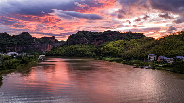 2024年9月11日  清晨  航拍 
 湖南  郴州  飞天山  国家地质公园  郴江  翠江  飞天山  神仙寨  两江口  丹霞地貌  黄建华 