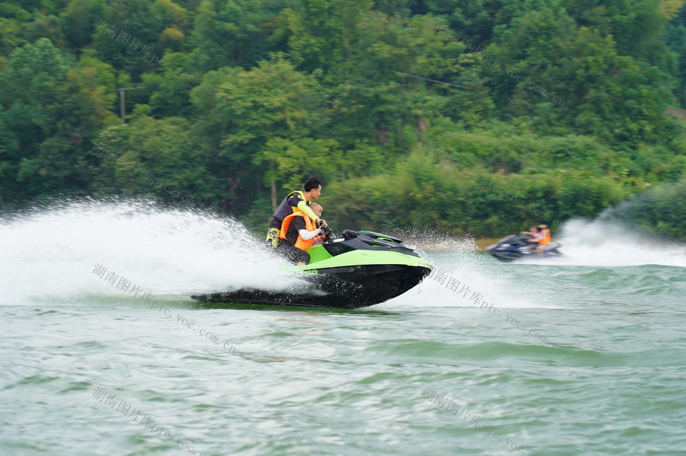 9月7日，湖南省隆回县滩头镇沐仙湖生态旅游文化园，游客在体验水上运动。该景区以沐仙湖文化园、非遗文化传习馆、沐仙湖山庄三大板块为核心，是集飞行营地，文化体验、研学旅行、劳动教育、航空运动、水上运动、国防教育、军事拓展、影视拍摄、康养休闲等功能于一体的大湘西地区特色文旅综合体验休闲园。
（ 罗理力 伍冬云 摄影报道）