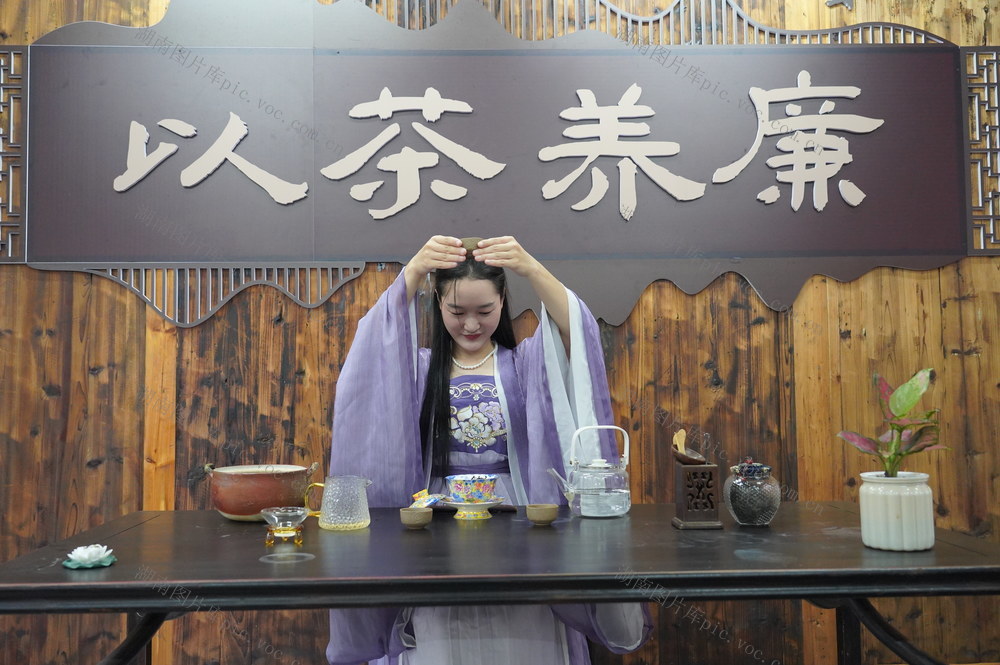 9月7日，湖南省隆回县滩头镇沐仙湖非遗文化传习馆，非遗传承人把廉政文化融入茶艺，向游客展示。
（罗理力 伍冬云 摄影报道）