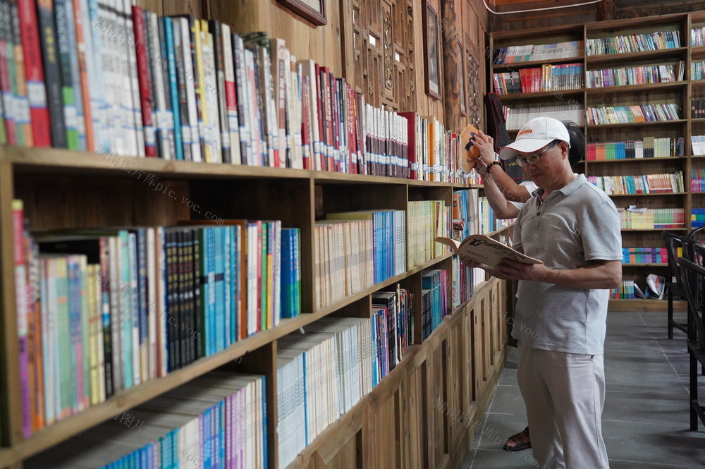 9月7日，湖南省隆回县滩头镇沐仙湖山庄图书馆，游客在看书。该图书馆地处景区山庄幽静处，游客在休憩时可补充“精神粮食”。
（罗理力 伍冬云 摄影报道）