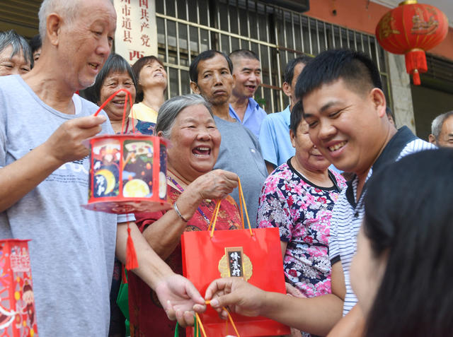中秋
关爱老人  道县