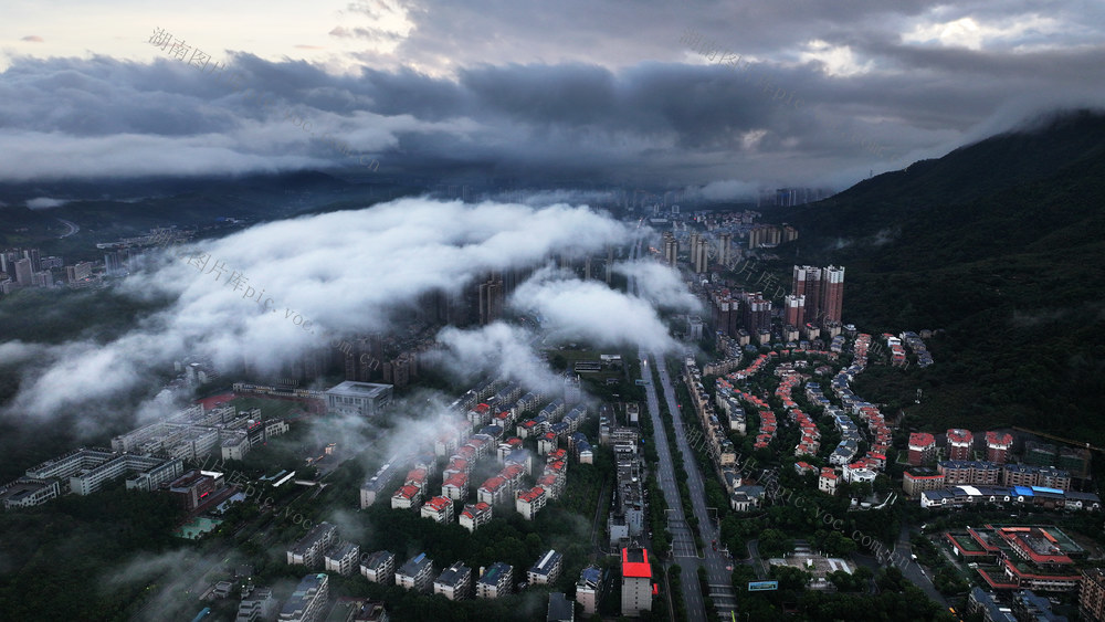 清晨  湖南  郴州市  城东新区 
 云雾缥缈  云海翻腾  无人机 
 俯拍  南方  山水画卷 
