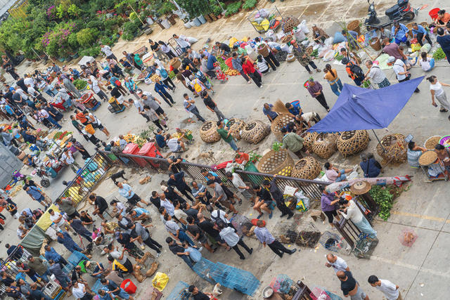 湘西迎来中秋和州庆两大喜庆节日  节庆期间湘西农贸大市场格外兴旺  数千群众在集市交易 