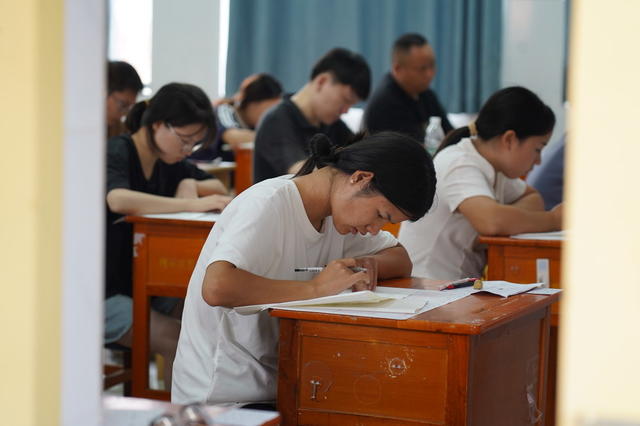 9月15日，2024年下半年中小学教师资格考试(笔试)开考，又一大拨在校大学生走进了考场，迈上了求取教师资格证之路。当天，在隆回县考区，共12247人参加了25908科次考试。近年来，随着教师行业吸引力的增加，中小学教师资格证考试“高热不退”。

（罗理力 罗德礼 报道）