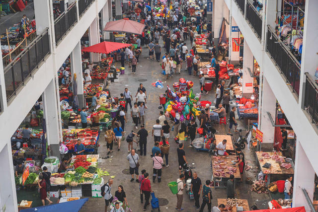 湘西迎来中秋和州庆两大喜庆节日  节庆期间湘西农贸大市场格外兴旺  数千群众在集市交易 