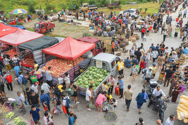 湘西迎来中秋和州庆两大喜庆节日  节庆期间湘西农贸大市场格外兴旺  数千群众在集市交易 