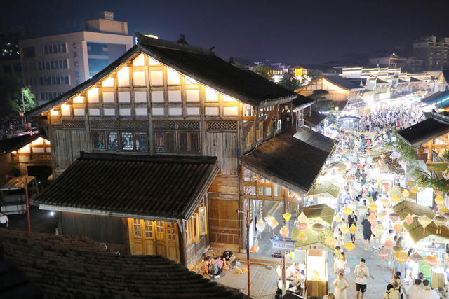 中秋节之夜  常德河街清明上河图 仿古建筑群 
 灯火通明 美轮美奂 青砖、老瓦、角檐、城墙、灯光