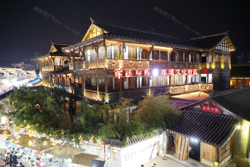 中秋节之夜  常德河街清明上河图 仿古建筑群 
 灯火通明 美轮美奂 青砖、老瓦、角檐、城墙、灯光