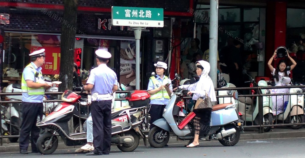 交警 暖心守护 保畅通 
