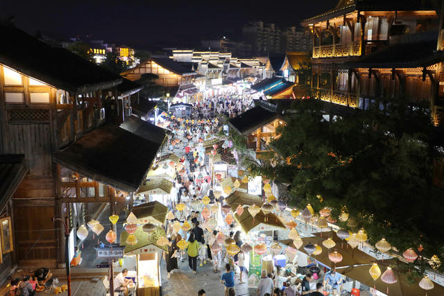 中秋节之夜  常德河街清明上河图 仿古建筑群 
 灯火通明 美轮美奂 青砖、老瓦、角檐、城墙、灯光