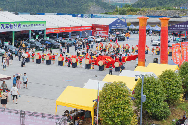 2024湘西秋季大车展在吉首东站（高铁站）拉开帷幕   从9月18日到22日为期5天  有40多个汽车品牌参展