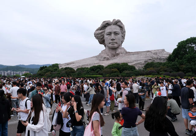 橘子洲，游人如织