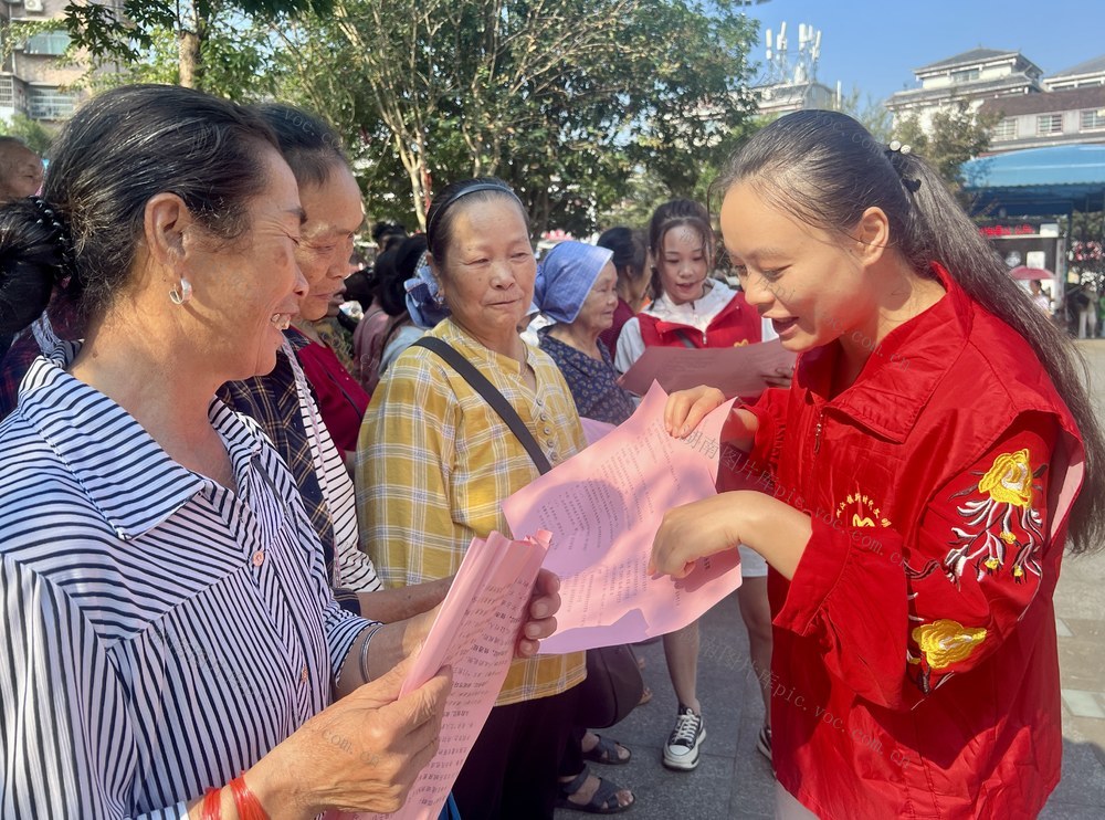 走进集市话创卫
