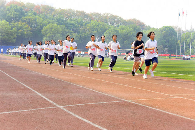 国庆佳节  校园  体育竞赛  长跑 
 跳高  跳远  跳绳  庆祝活动  