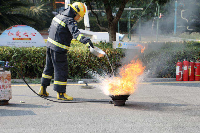 消防员 油锅起火 用水灭火 爆燃效应