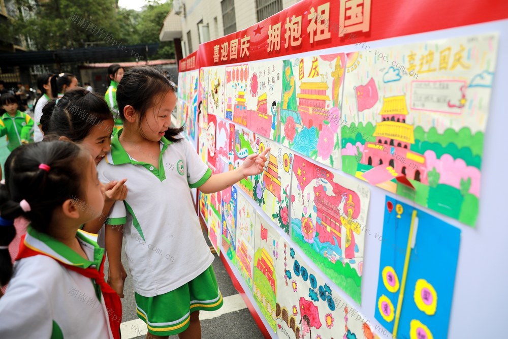 土家族 苗族 湘西 国庆  展览 制作 手抄报 培养  动手 能力 爱国主义 情怀
