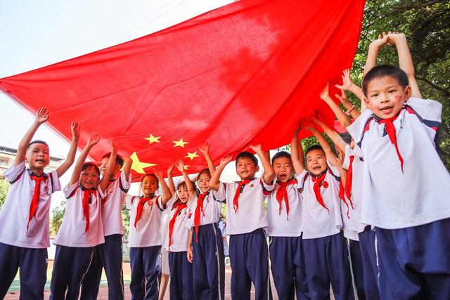 国旗 五星红旗 学生 学校 爱国主义 教育
