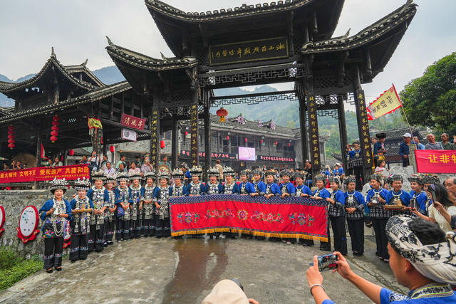 吉首市矮寨镇坪朗苗寨  展演各种精彩的非遗节目  迎接国庆
