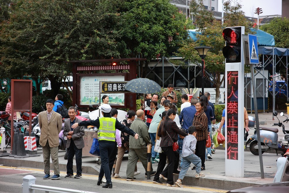 国庆 假期 坚守 岗位 交警 疏导 交通 在岗