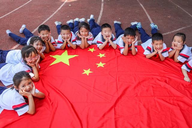 国旗 五星红旗 学生 学校 爱国主义 教育
